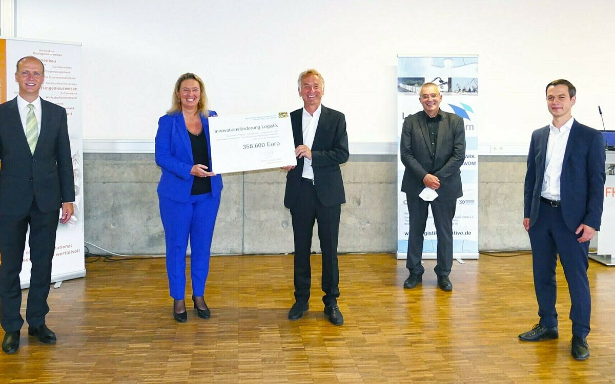 Die Übergabe eines Förderbescheids für Verkehrsforschung an der FHWS Die Übergabe eines Förderbescheids für Verkehrsforschung an der FHWS